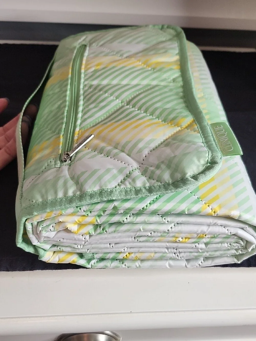 New Clinique Quilted Travel Picnic Blanket in Mint Green & Yellow With Handle